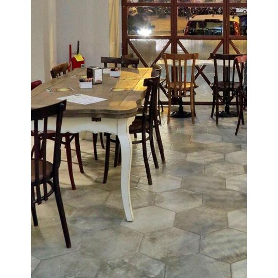 etterem hatszogletu padlolap burkolat olcso minosegi nagy kopasallosagu greslap szurke vilagos hatszog burkolat csempe fagyallo csuszamsnetes.jpg